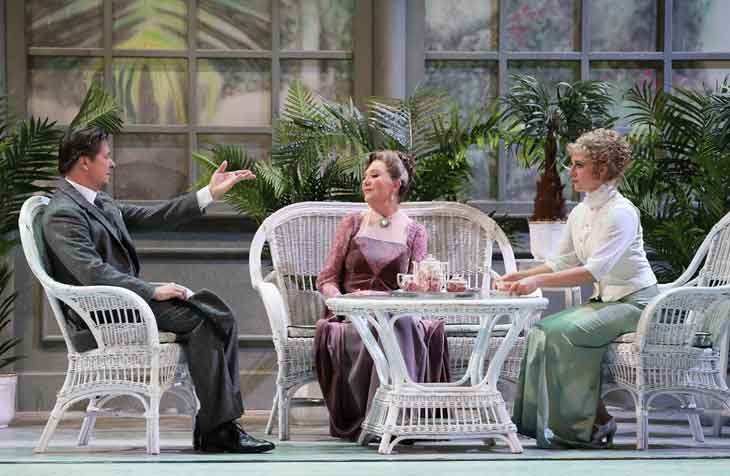 Teatime mit Gesprächsbedarf: Michael Dangl (Prof. Higgins) mit Jutta Seidel (Mrs. Higgins) und Ella Sturzlbaum (Eliza) @  My Fair Lady im Gärtnerplatztheater ©Foto: Marie-Laure Briane